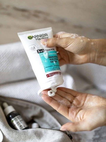 Sữa rửa mặt 3in1 Garnier (làm sạch, tẩy tế bào chết, mặt nạ) 150ml