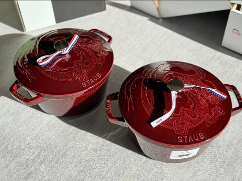 Nồi gang Staub Stackable 24cm màu mận hình rồng