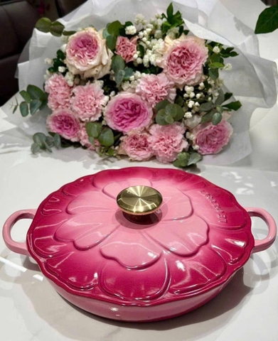 Nồi chảo gang cánh hoa Le Creuset Petal Braiser màu Berry 26cm