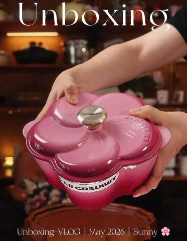 Nồi gang tráng men hình hoa Le Creuset Petal Cocotte 20cm (2L).