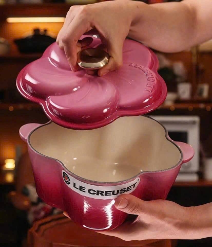 Nồi gang tráng men hình hoa Le Creuset Petal Cocotte 20cm (2L).