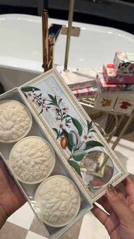 Hộp 3 bánh xà phòng hương hạnh nhân (Mandorla) của thương hiệu cao cấp Saponificio Artigianale Fiorentino đến từ Ý. 3×125g