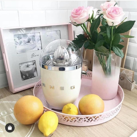 Máy vắt cam Smeg màu kem