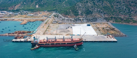 Cảng Trung Nam Cà Ná toàn cảnh từ trên cao - cảng quốc tế hiện đại Khánh Hòa với tàu hàng và hạ tầng logistics