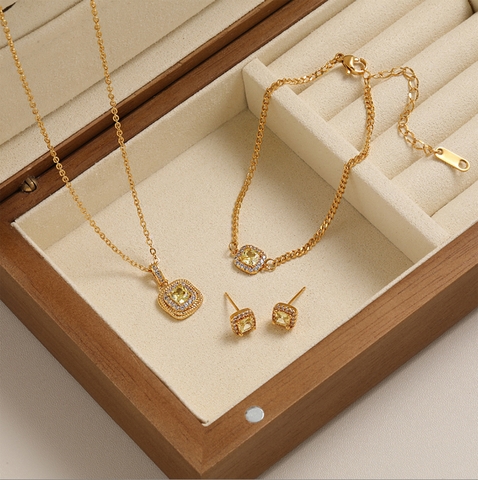 Lắc tay Titan - TA152 - mặt đá Zircon vuông màu vàng