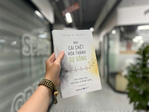 Chỉ nghe tên sách thôi, đã thấy một niềm hy vọng được thắp lên từ đau thương và mất mát