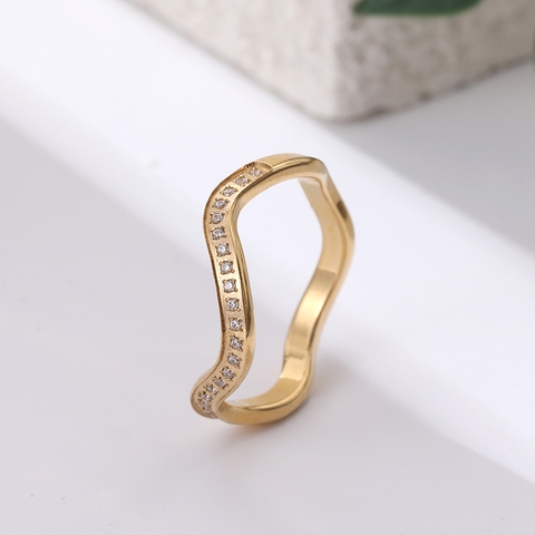 Nhẫn titan vàng lượn sóng hạt 2600154
