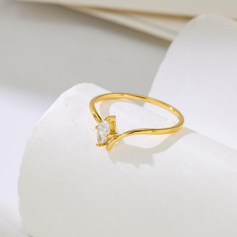 Nhẫn titan mạ vàng hạt oval dọc 2600158