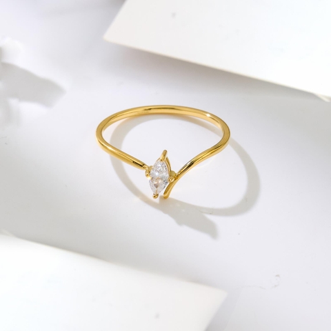 Nhẫn titan mạ vàng hạt oval dọc 2600158