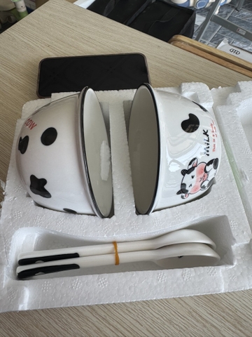 q. sét 2 bát sứ + thìa cao cấp hoạ tiết bò sữa (3sp)