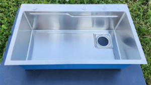 CHẬU 1 HỐ ĐÚC 304 PHỦ ĐEN (7846 – AE)