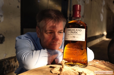 Nhà Chưng Cất Whisky Highland Park Tạm Biệt Gordon Motion Với Sherry Skies 19 Năm Tuổi