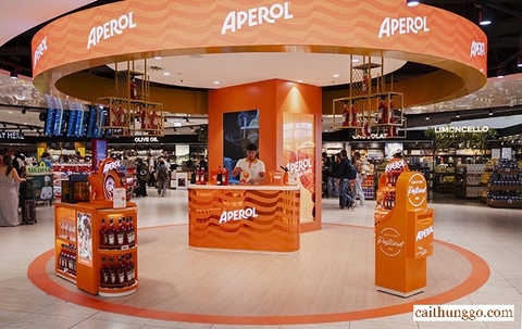 Aperol Tạo Sắc Cam Rực Rỡ Tại Sân Bay Rome Fiumicino