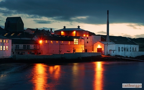 Suntory Sáp Nhập Đội Ngũ Vận Hành Bowmore Và Laphroaig