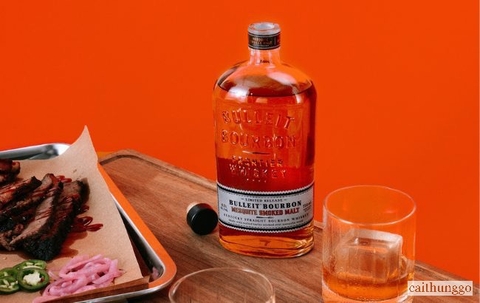 Bulleit Bourbon Thử Nghiệm Với Mạch Nha Xông Khói Mesquite: Bước Đột Phá Mới