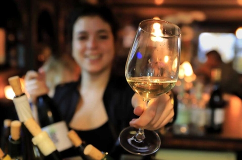 Sommelier Thực Sự Là Ai? Giải Mã Danh Xưng và Giá Trị Chứng Chỉ Trong Thế Giới Rượu Vang Hiện Đại