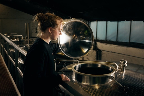 Phụ nữ và Rượu Whisky Chính Hãng: Hành trình từ Quá khứ đến Hiện tại