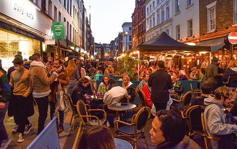 Chính phủ Anh cải cách quy định cấp phép, hỗ trợ quán bar và nhà hàng