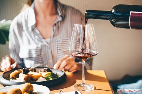 Rượu Vang Đỏ và Sô-cô-la: Hy Vọng Từ Nghiên Cứu Chế Độ Ăn Giàu Flavonoid