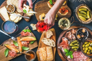 Uống Rượu Vang Ăn Gì? Mẹo Kết Hợp Món Ăn Thú Vị