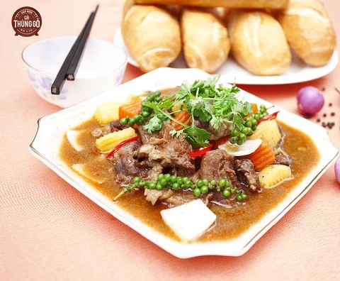 Bò nấu tiêu xanh ăn cùng bánh mì thủ công