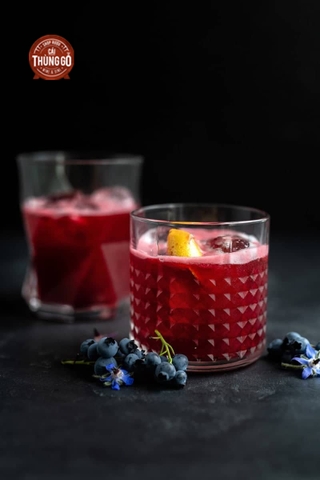 Nhâm nhi Blueberry Gin Sour để tận hưởng làn gió mới.