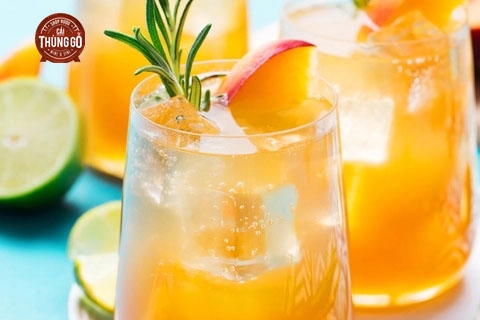 Ly vodka được pha với những miếng đào mọng nướ