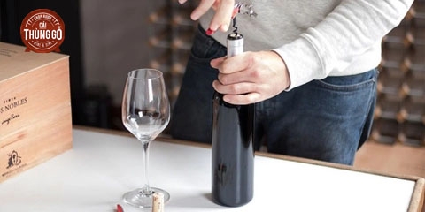 Một trong những cách dễ dàng có thể khui rượu nhanh chóng ở nhà