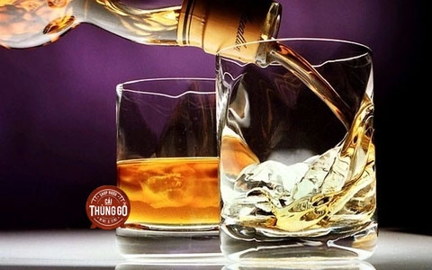Uống Whisky nguyên chất