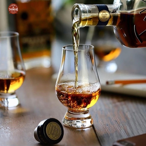 Whisky trẻ rót ra ly