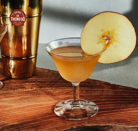 Nếu đang muốn một thức uống tươi mát, đừng bỏ qua Apple Bees Knees Cocktail.