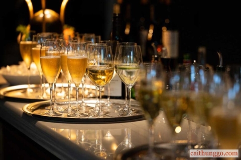 Nghiên Cứu Mới: Uống Rượu Vang Trắng và Champagne Có Thể Giảm Nguy Cơ Ngừng Tim