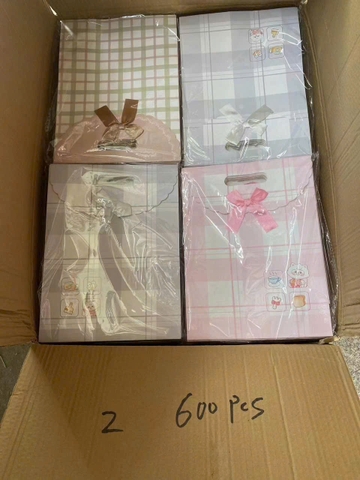 Túi Quà Giấy Số 2 (24x32x10,5) (12 Cái/ Bịch; 50 Bịch/ Thùng)