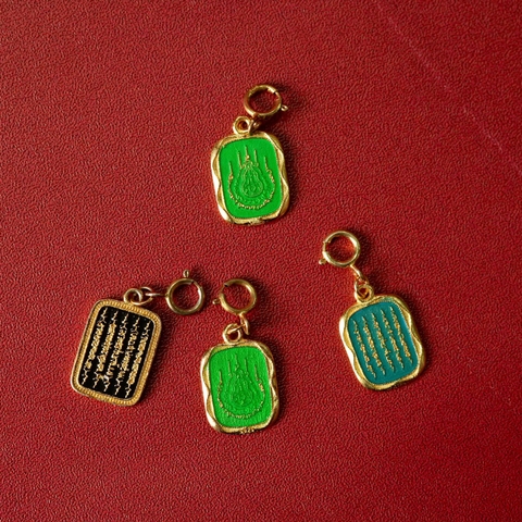 Charm bạc mặt dây viết “ Ngũ giới” trong nhà Phật