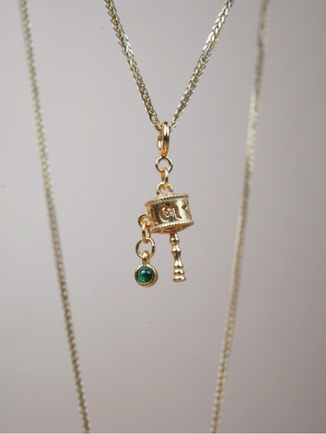 Charm kinh luân khắc trú Om bạc mạ vàng
