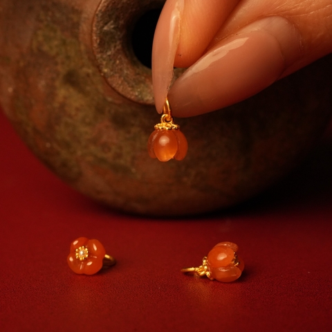 Charm hoa chuông mã não nam hồng chốt bạc