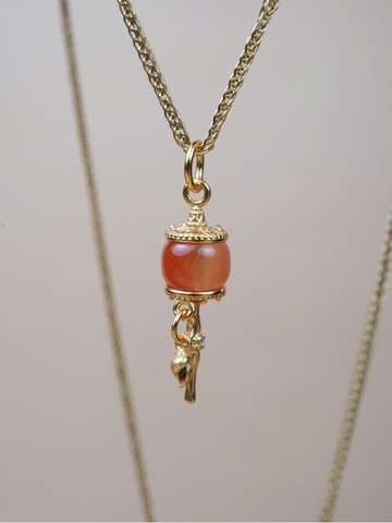 Charm kinh luân nam hồng bạc mạ vàng
