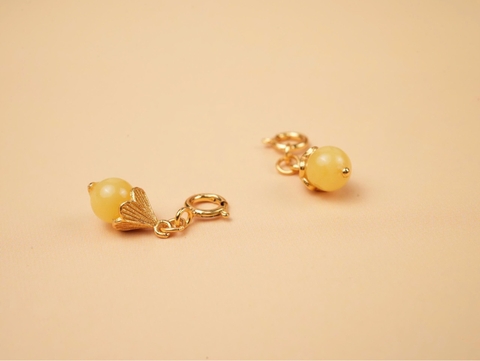 Charm hổ phách chốt bạc mạ vàng