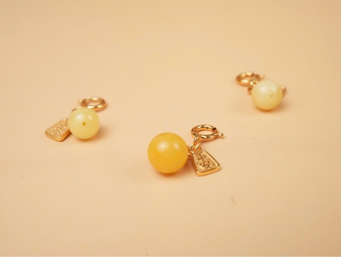 Charm hổ phách chốt bạc mạ vàng chữ bình an