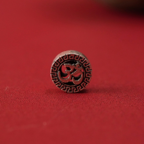 Charm bạc chữ Om