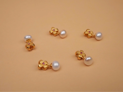 Charm ngọc trai chốt cỏ 4 lá bạc mạ vàng