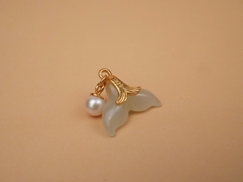 Charm đuôi cá ngọc hoà điền+ ngọc trai