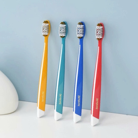 Bàn chải đánh răng nhập khẩu Hàn Quốc Kumho HQ9  (màu ngẫu nhiên)