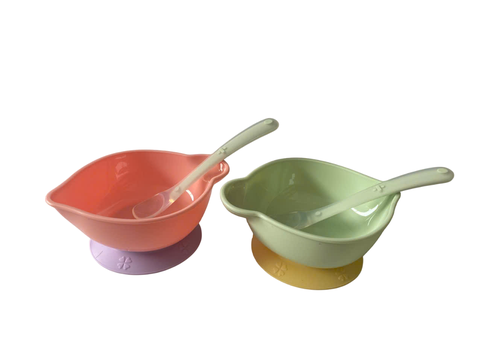 Set bát ăn dặm nhựa đế hít silicone & thìa silicone (màu ngẫu nhiên)