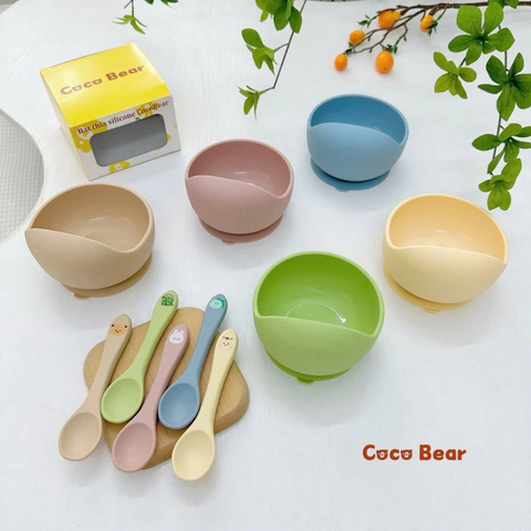 Bát silicone kèm thìa đế hít chống lật đổ Coco Bear cho bé ăn dặm khởi đầu (màu ngẫu nhiên)