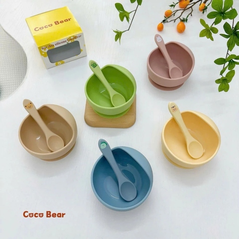 Bát silicone kèm thìa đế hít chống lật đổ Coco Bear cho bé ăn dặm khởi đầu (màu ngẫu nhiên)