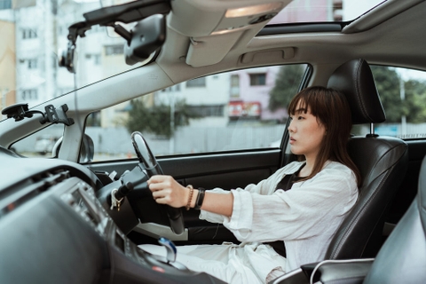 PHỤ NỮ CŨNG LÙI XE DỄ NHƯ CHUYÊN GIA!