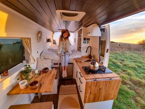 Xe Nhà Lưu Động (Motorhome/RV): Nghệ Thuật Thiết Kế Tối Ưu Không Gian Sống Di Động