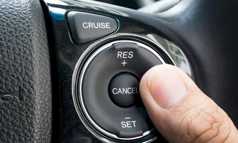 🚀 Làm Chủ Cruise Control (Ga Tự Động): Hướng Dẫn Sử Dụng Hiệu Quả Trên Cao Tốc và Cảnh Báo ⚠️ 7 Tình Huống Không Nên Dùng