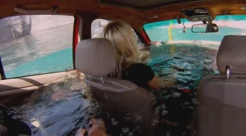 🌊 Thoát Hiểm Khi Xe Bị Chìm Xuống Nước: Kỹ Thuật Mở Cửa và Phá Kính Cứu Mạng